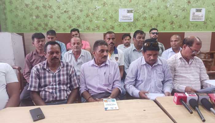 गरजे बिजली बोर्ड कर्मचारी