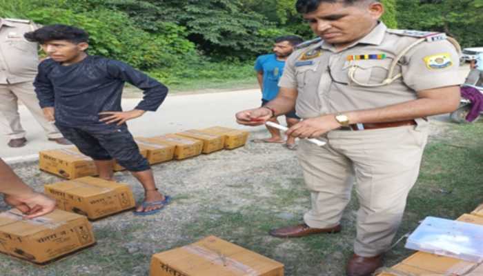 अवैध बोतलों से भरा ट्रक