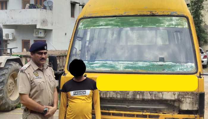 स्कूल बस को पुलिस ने जब्त किया