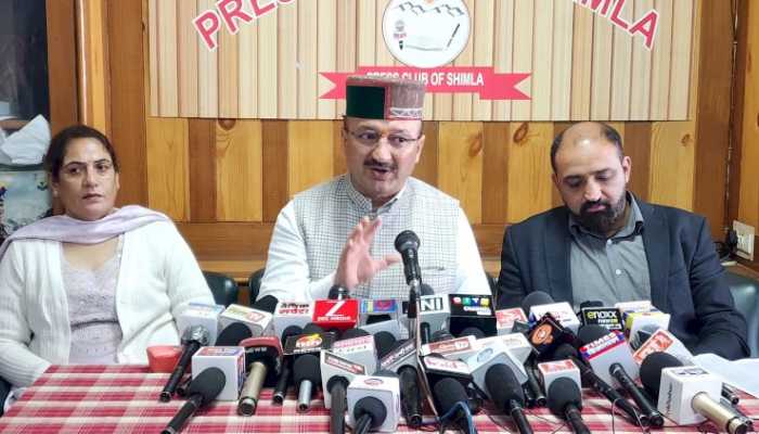 मोटरसाइकिल से टनों रेत-बजरी ढोने