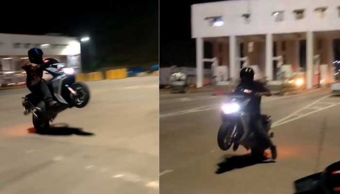 हाईवे पर स्कूटी से खतरनाक स्टंट
