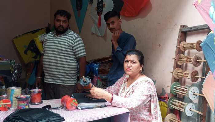 दुकान से जब्त हुईं चरखियां