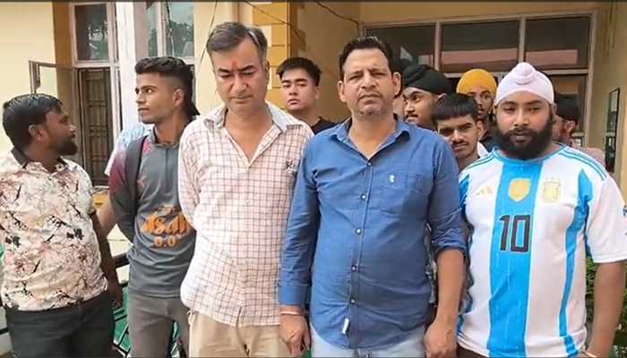 फुटबॉल खिलाड़ियों और कोच के साथ मारपीट