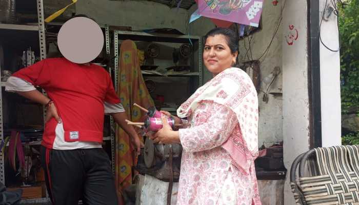 दुकान से जब्त हुईं चरखियां