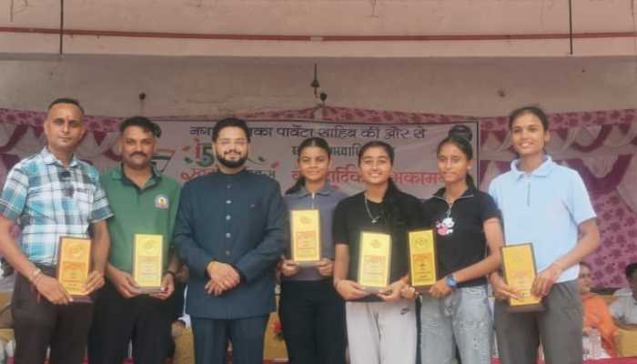 रगबी में गोल्ड जीतने वाली छात्राएँ और कोच